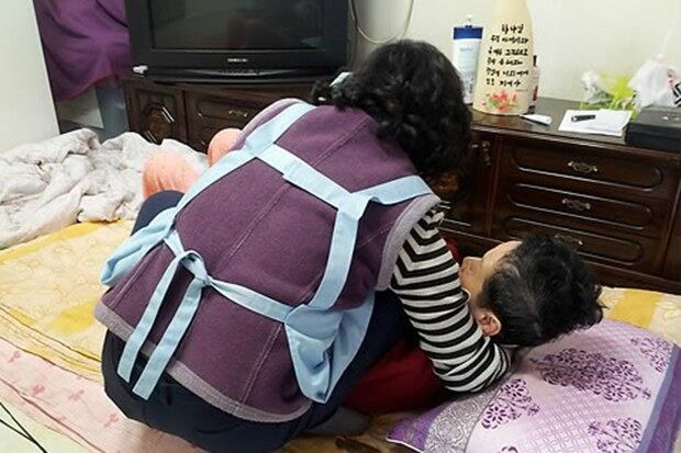 요양보호사가 쪽방에서 홀로 사는 노인을 돌보고 있다.
