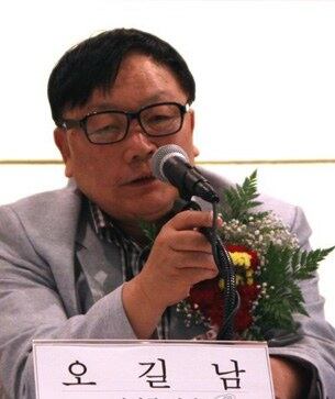 서울 프레스센터에서 북한반인도범죄철폐국제연대(ICNK) 주관으로 열린 '통영의 딸'에 대한 북한당국의 공식답변서 공개 기자회견에서 신숙자씨의 남편 오길남 박사가 심경을 토로하고 있다. 