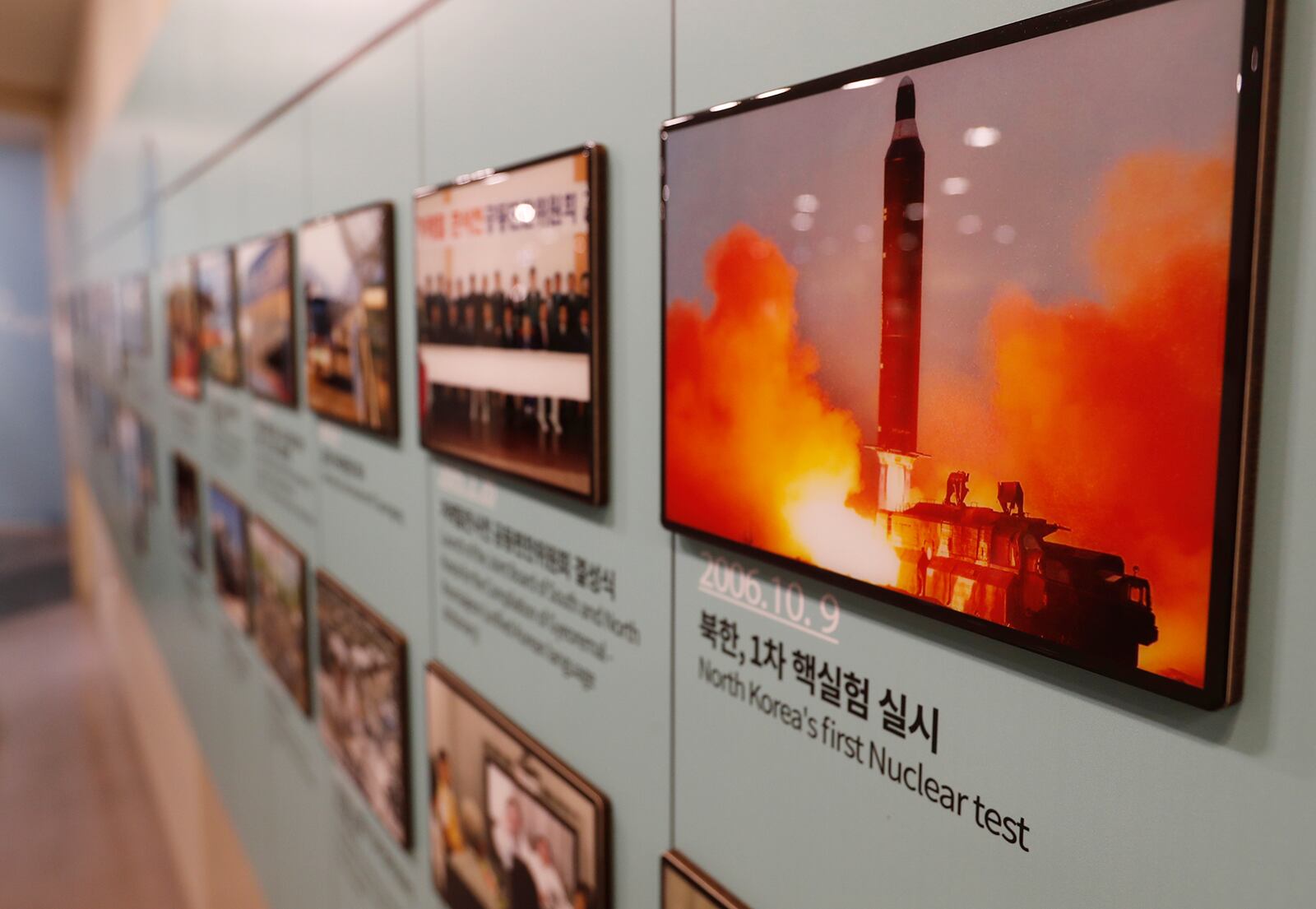 경기도 파주시 오두산 통일전망대에 북한 핵실험 사진이 전시되어 있는 모습.
