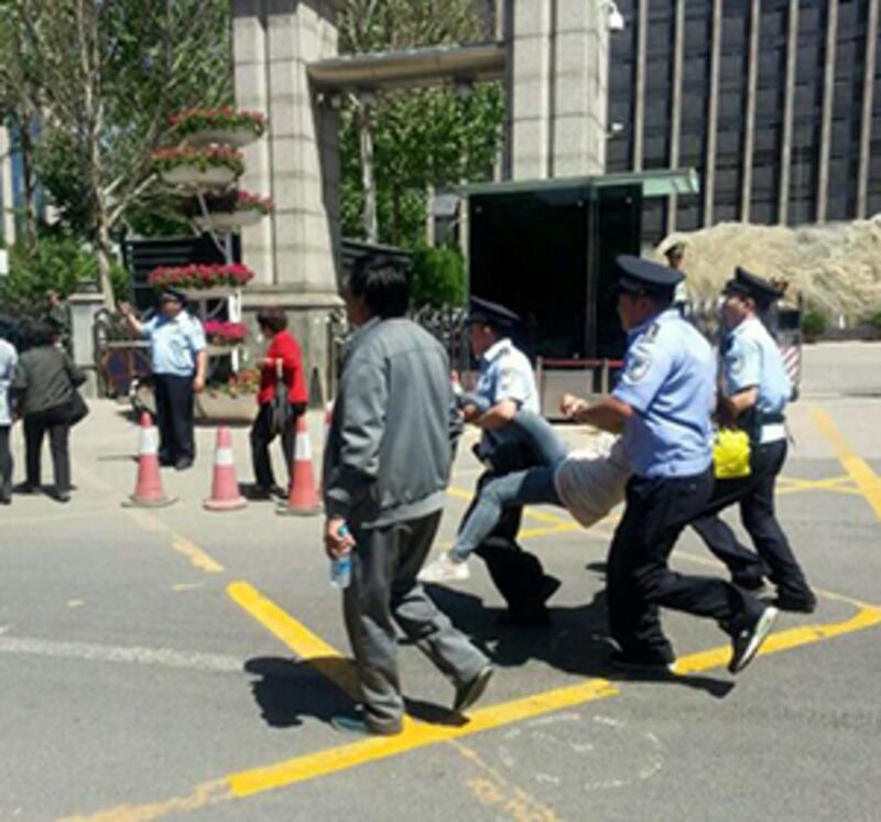 2015年5月18日，有拆遷戶被警察強行抬走。(目擊者攝)