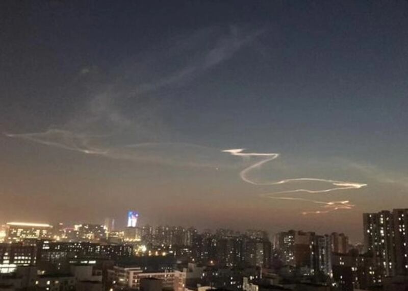 2019年12月22日，北京多地民眾看見導彈飛行留下的「七彩雲霞」。（微博圖片） 