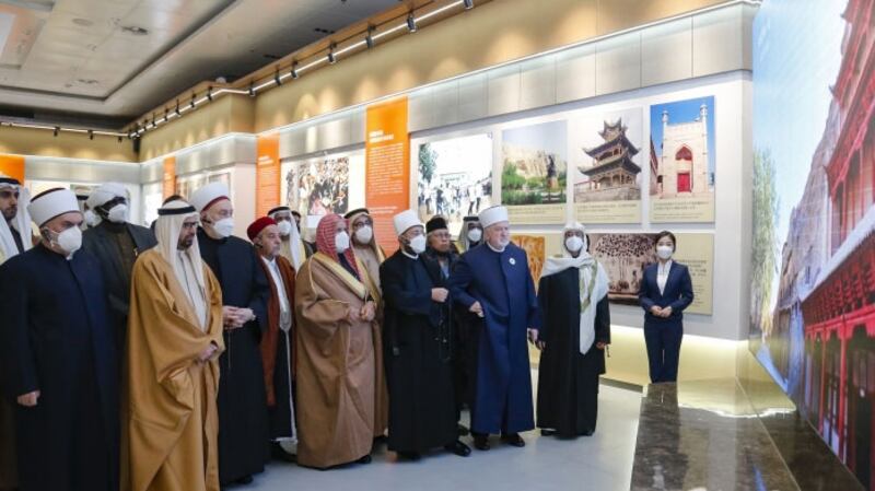 «دۇنيا مۇسۇلمان جەمئىيەتلەر كېڭىشى» (The World Muslim Communities Council) نىڭ 30 كىشىلىك ۋەكىللەر ئۆمىكىنىڭ ئۇيغۇر ئېلىدە زىيارەتتە بولۇۋاتقان كۆرۈنۈشى. 2023-يىلى يانۋار، ئۈرۈمچى.