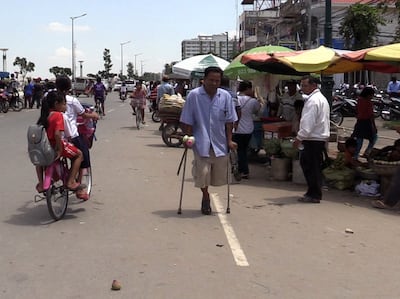 ជន​ពិការ​រស់នៅ​ភូមិ​ពោធិ៍ ក្នុង​ឃុំ​ព្រែកស្ដី ស្រុក​កោះធំ ខេត្ត​កណ្ដាល លោក ជិន វ៉ន ចូលរួម​គោរព​វិញ្ញាណក្ខន្ធ​សព​លោក​បណ្ឌិត កែម ឡី នា​វត្ត​ចាស់ ខណ្ឌ​ជ្រោយចង្វារ កាល​ពី​ថ្ងៃ​ទី​១៥ ខែ​កក្កដា ឆ្នាំ​២០១៦។ RFA/Phann Yasy