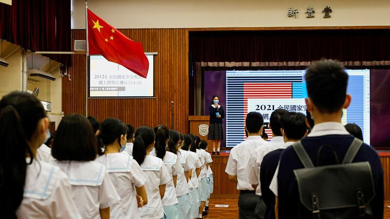 评论员认为不排除中共借港台向幼童洗脑，培养港版小粉红。图为，2021 年 4 月 12 日，香港一所中学的国家安全教育日之前，早上集会。（路透社）