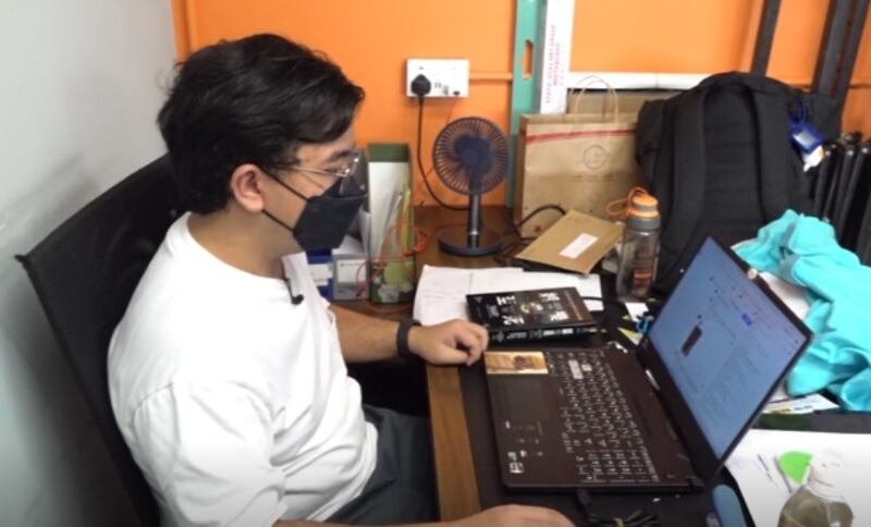  即使有案件在身，姚鈞豪選擇以平常心面對，如常處理區務。（鄧穎韜 攝）