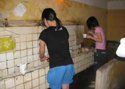 Sinh viên tại ký túc xá ĐH Nông nghiệp 1 Hà Nội phải sử dụng nhà vệ sinh không đạt tiêu chuẩn. Photo courtesy of xaluan.com