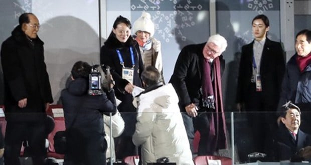 문재인 대통령과 김여정 북한 노동당 중앙위 제1부부장이 9일 오후 강원도 평창 올림픽스타디움에서 열린 2018 평창동계올림픽 개막식에 참석해 악수하고 있다.