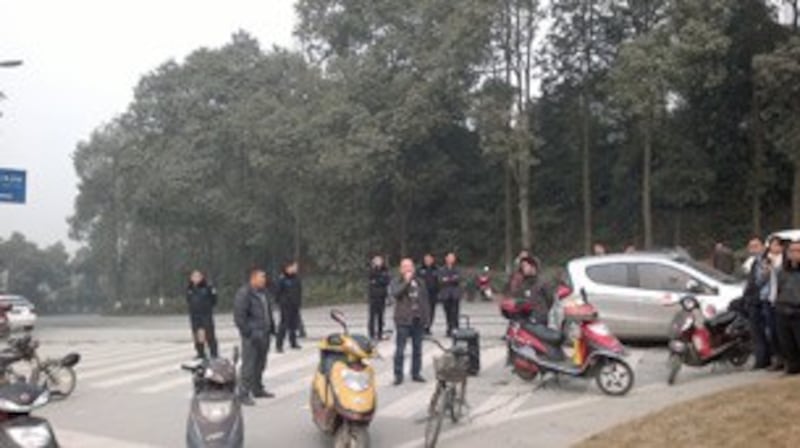 图片： 当局出动大批公安在场戒备。 （村民提供/记者乔龙）