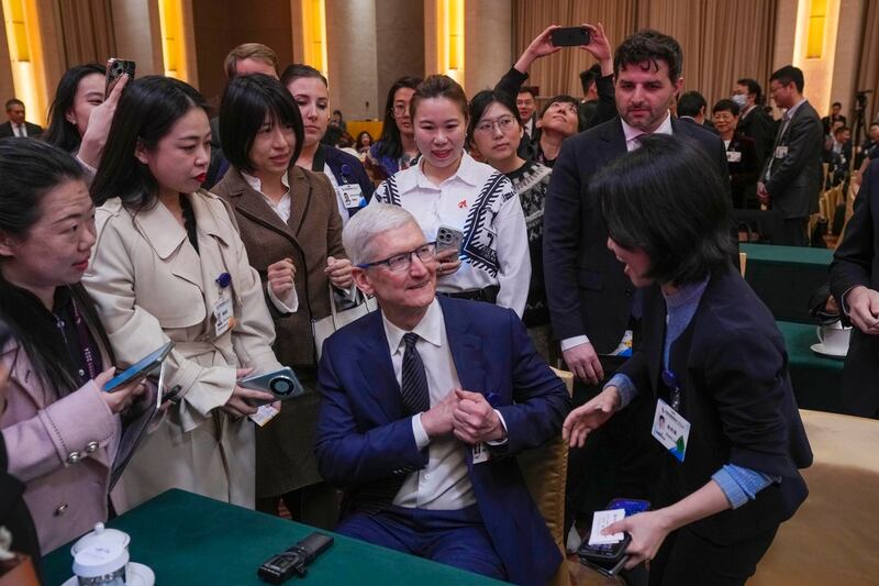 ئالما شىركىتىنىڭ باش ئىجرائىيە ئەمەلدارى تىم كۇك (Tim Cook) ئالما شىركىتىنىڭ شاڭخەيدىكى غايەت زور سېتىش ئورنىنىڭ ئېچىلىش مۇراسىمىدىن كېيىن، خىتاي تەرەققىيات مۇنبىرىنىڭ پاراللېل يىغىنى باشلىنىشتىن بۇرۇن، مۇخبىرلارنىڭ سوئاللىرىغا جاۋاب بەرمەكتە. 2024-يىلى 24-مارت، بېيجىڭ.