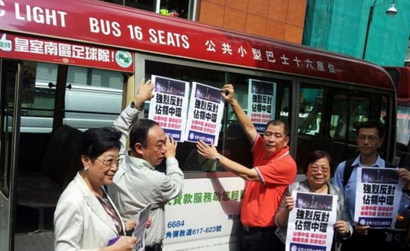 2014年7月29日，“公共小型巴士總商會”發起反佔中行動，旗下全港九新界合共過一千架小巴，會在車身上張貼寫有反對佔中的海報。(林靜攝)
