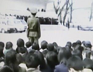 북한 신의주에서 남한영화를 보고 남한 노래를 들은 혐의로 적발된 북한 주민과 성매매 혐의로 붙잡힌 사람들이 운동장에서 많은 군중들이 모인 가운데 공개 인민재판을 받는 모습을 촬영한 장면.