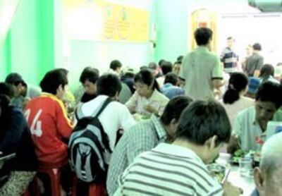 Quán đông nghẹt người gồm đủ thành phần: người lao động, học sinh, sinh viên. Căn nhà là của một thành viên trong diễn đàn.Source nguoitoicuumang.com