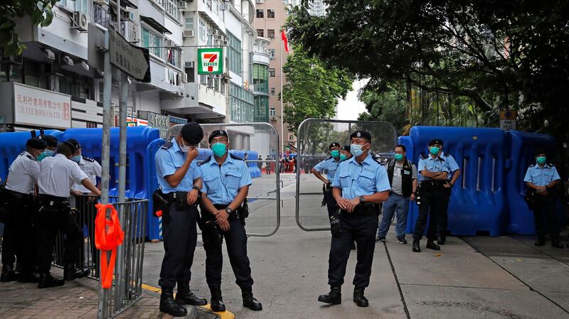 2020年7月7日，中国驻香港维护国家安全署挂牌，警察在外执勤。（美联社）