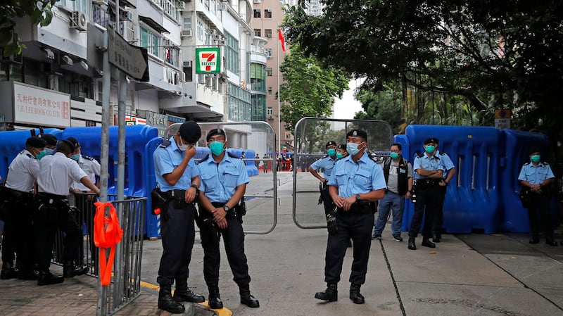 2020年7月7日,中国驻香港维护国家安全署挂牌,警察在外执勤。(美联社)