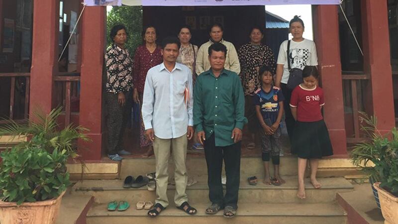 លោក សំ បូរី (អាវ​ស) ជំទប់​ទី១ ជាប់​ឆ្នោត​ខាង​គណបក្ស​សង្គ្រោះ​ជាតិ និង​អ្នកគាំទ្រ ពេល​​លោក​ចូល​បំភ្លឺ​អាជ្ញាធរ​នៅ​សាលា​ឃុំ​ព្រែកជីក ស្រុក​រុក្ខគិរី ខេត្ត​បាត់ដំបង ថ្ងៃ​ទី២០ ខែ​កក្កដា ឆ្នាំ២០២០។