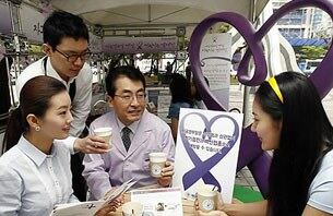 대한산부인과학회가 주최하는 제1회 자궁경부암 예방주간 기념행사 '찾아가는 닥터카페'에서 산부인과 의사들이 삼성동 현대백화점 앞 광장에 마련된 닥터카페에서 젊은 여성들을 대상으로 자궁경부암 예방에 대한 무료상담을 진행하고 있다.