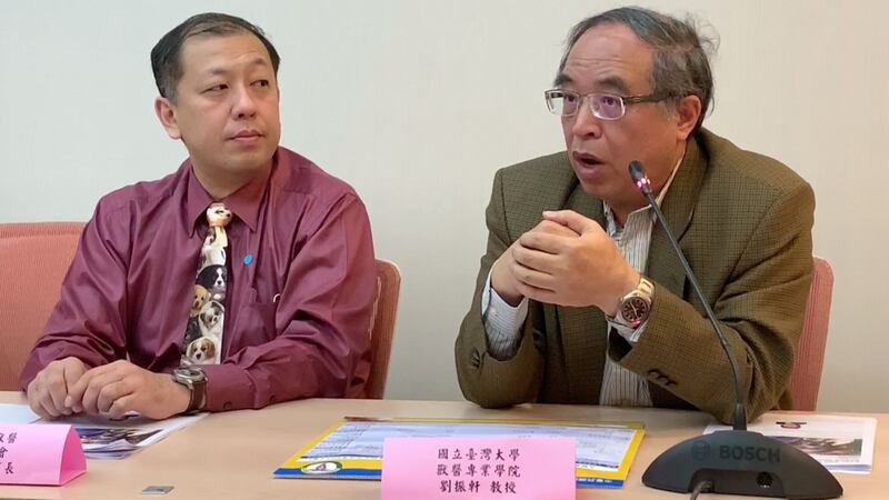 台湾大学兽医学院教授刘振轩(右)与中华民国兽医内科医学会理事长翁浚岳(左)。(记者夏小华摄)