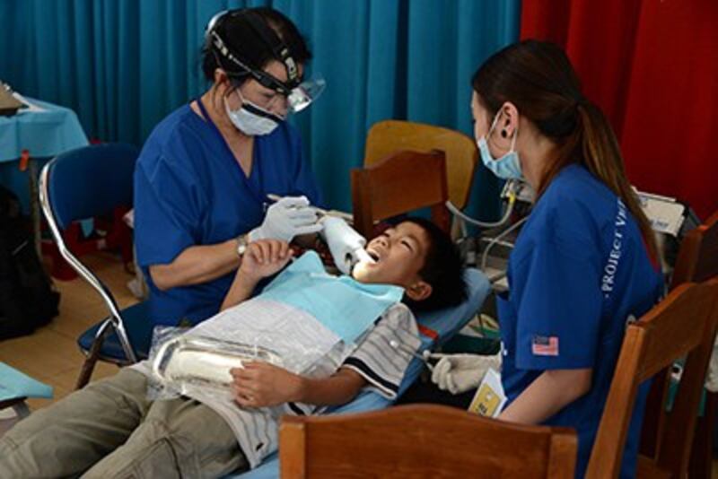 Nha Sĩ Phanxicô Răng Sún khám chữa răng cho trẻ em. 