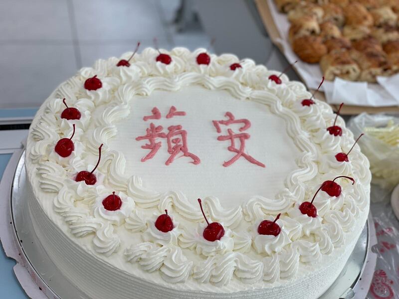 茶會準備了一個寫上「蘋安」的大奶油蛋糕。（受訪者提供）