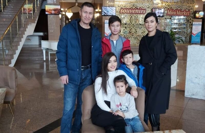 قازاقىستاننىڭ «يەر مەلىكىسى» مۇكاپاتىغا ئېرىشكەن ئۇيغۇر قىزى دىلناز تىلايېۋا(سىڭلىسى بىلەن ئولتۇرغان) ئاتا-ئانىسى ۋە قېرىنداشلىرى بىلەن خاتىرە سۈرەتتە. 2022-يىلى نويابىر، قازاقىستان.