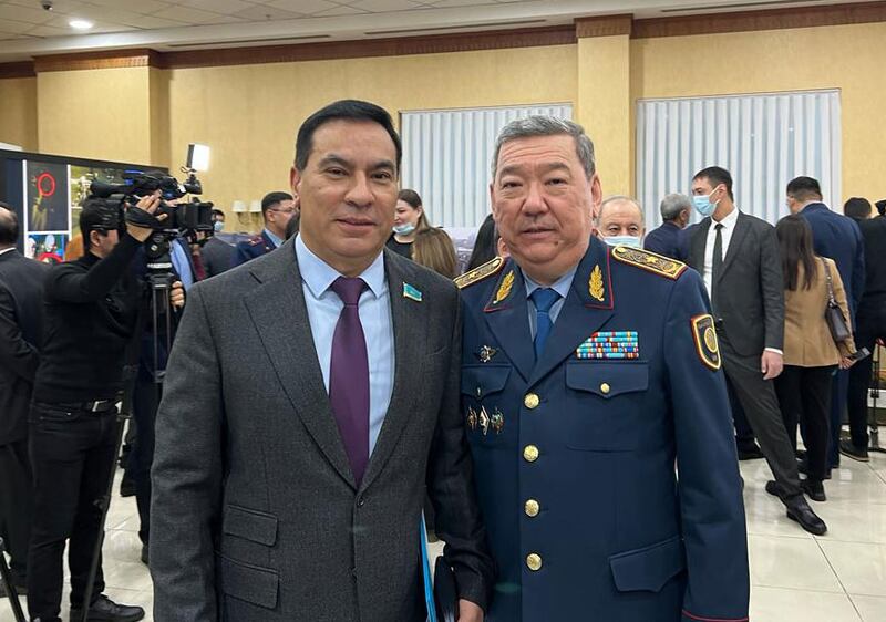 قازاقىستان جۇمھۇرىيىتىنىڭ پرېزىدېنتى توقايېفنىڭ بىۋاسىتە كۆرسىتىشى بىلەن ئۇيغۇر خەلقىنىڭ ۋەكىلى زاكىرجان قۇزىيېف(سولدا) ئەپەندى قازاقىستان پارلامېنتىنىڭ سېنات ئەزالىقىغا تەيىنلەندى. 2023-يىلى يانۋار، قازاقىستان.