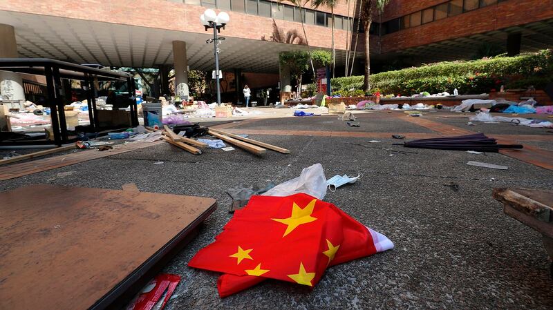 2019年11月29日,一面中国国旗被丢在香港街头的废墟中。(美联社)
