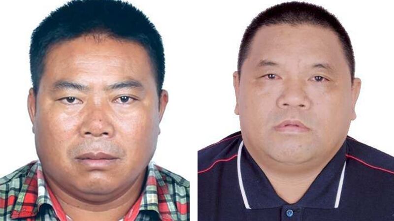 တရုတ်နိုင်ငံ ပြည်သူ့လုံခြုံရေးဝန်ကြီးဌာနက ဖမ်းဝရမ်းထုတ်ထားသည့် “ဝ” ပြည် သွေးစည်းညီညွတ်ရေးတပ်ဖွဲ့ (UWSA) အရာရှိနှစ်ဦးကို တွေ့ရစဉ်။ (ဓာတ်ပုံ : တရုတ်နိုင်ငံ ပြည်သူ့လုံခြုံရေးဝန်ကြီးဌာန)