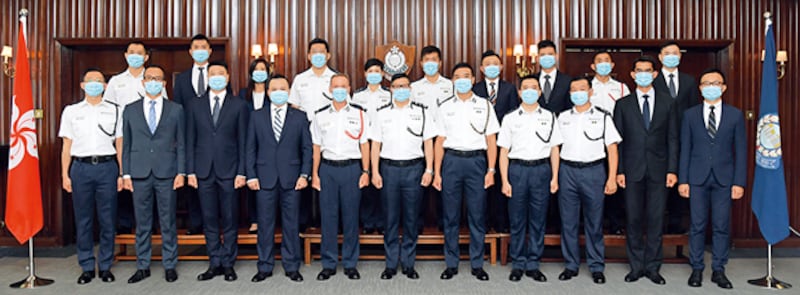香港警務處處長鄧炳強(下排左六)在9月4日頒發晉升函件給20名人員。(《警聲》圖片)