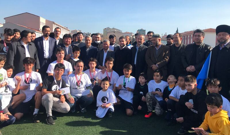 ئۇيغۇر ياشلىرىنىڭ بېيجىڭ ئولىمپىكىگە قارشى ئۆتكۈزگەن 5000 مېتىرغا يۈگۈرۈش مۇسابىقىسىدىن كېيىن خاتىرە سۈرەت. 2022-يىلى 12-فېۋرال، ئىستانبۇل، تۈركىيە.