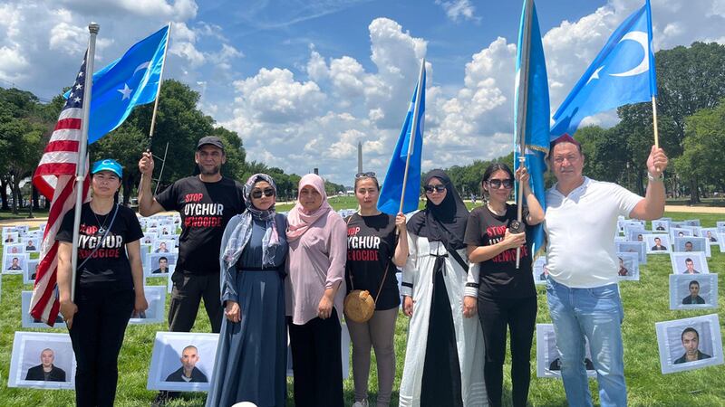 ۋاشىنگتون شەھىرىنىڭ كاپىتال رىفلېكتىڭ كۆلى (Capitol Reflecting Pool) بويىدا ئۆتكۈزۈلگەن «5-ئىيۇل ئۈرۈمچى قىرغىنچىلىقى» نى خاتىرىلەش نامايىشىدىن بىر كۆرۈنۈش. 2023-يىلى 5-ئىيۇل، ۋاشىنگتون