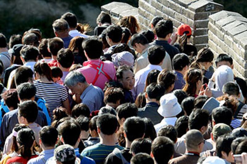 2012中國國慶節假日期間，大量遊客充滿中國的各個旅遊景點，圖為八達嶺長城上摩肩接踵的遊客。（法新社圖片10月3日圖片）