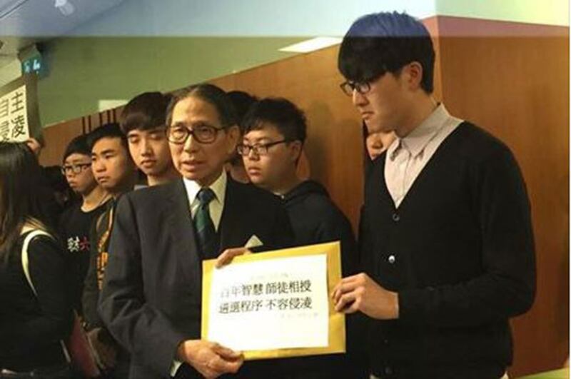 2015年2月24日，學生會會長馮敬恩將請願信和聯署，交給校務委員會主席梁智鴻，要求公開遴選副校長的檔案，及成立獨立委員會調查遴選是否受到政治干預。（港大學生會提供）