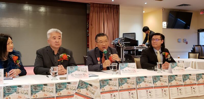 加拿大红十字会安大略省的前总监陶佳才(右二)说明红十字会问题。(柳飞拍摄)