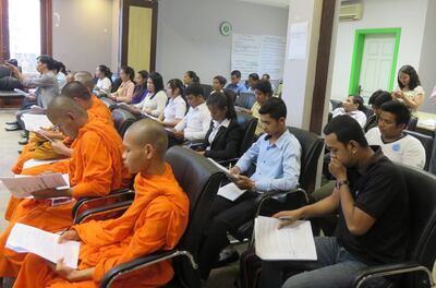 ព្រះសង្ឃ និង​យុវជន ចូលរួម​សន្និសីទ​សារព័ត៌មាន​ស្ដីពី​កង្វល់​របស់​យុវជន​លើ​សេចក្តី​ព្រាង​ច្បាប់​ស្ដីពី​សមាគម និង​អង្គការ​មិន​មែន​រដ្ឋាភិបាល នា​ទីក្រុង​ភ្នំពេញ កាល​ពី​ថ្ងៃ​ទី​៣០ ខែ​មិថុនា ឆ្នាំ​២០១៥។ 
