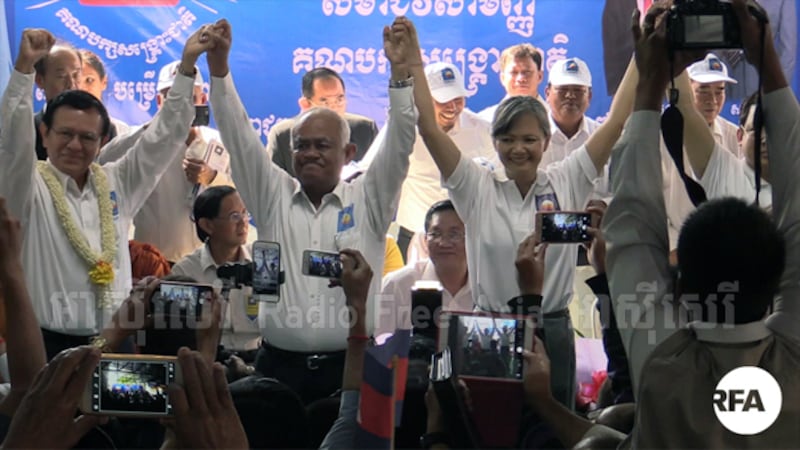 (ពីឆ្វេង) ប្រធានគណបក្សសង្គ្រោះជាតិ លោក កឹម សុខា អនុប្រធានបក្ស លោក ប៉ុល ហំម អ្នកស្រី មូរ សុខហួរ និងលោក អេង ឆៃអ៊ាង ក្នុងសមាជវិសាមញ្ញគណបក្សជ្រើសរើសថ្នាក់ដឹកនាំថ្មីនៅថ្ងៃទី២ ខែមីនា ឆ្នាំ២០១៧។