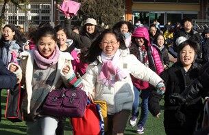 서울 신용산초등학교 학생들이 방학식을 마친 후 학교를 나서며 즐거워하고 있다.