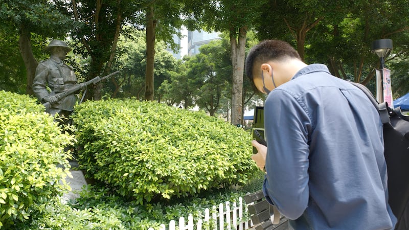 Taurus帶記者到香港公園參觀「奧士本銅像」。(張仁 攝)