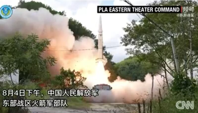 8月4日下午解放军东部战区火箭军部队向台湾周边海域发射东风系列弹道导弹。(视频截图)