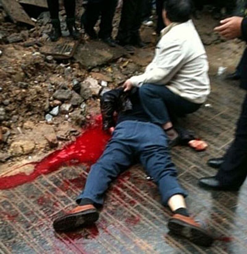 杜平被刀剌穿頸部，大量出血致死。(相片由網民天理提供)