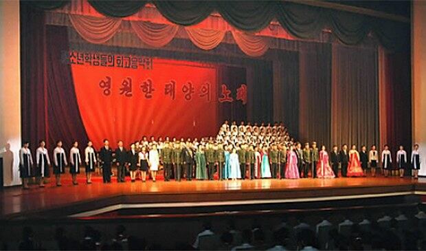 평양 청년중앙회관에서 청소년들의 회고음악회 '영원한 태양의 노래'가 열리고 있다.