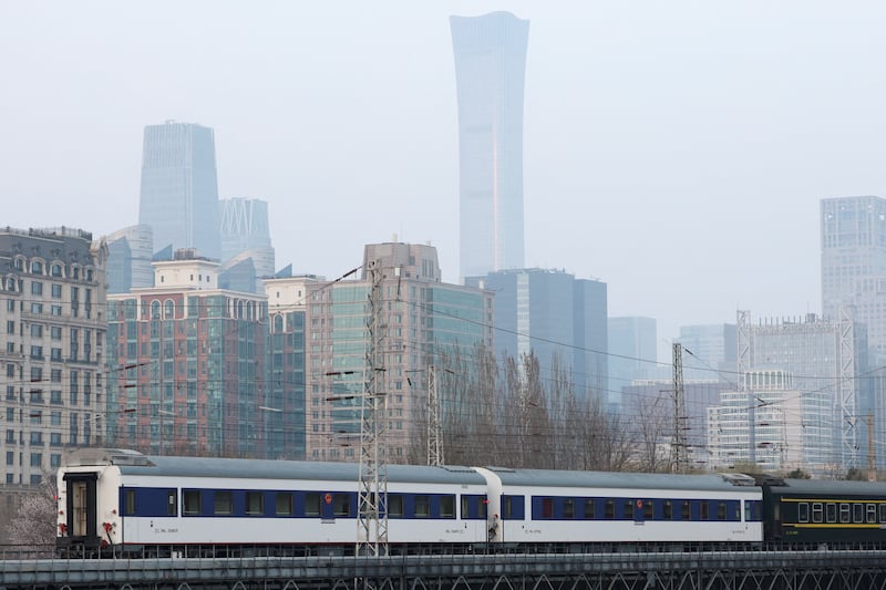 북한 평양으로 향하는 여객 열차가 2026년 3월 12일 중국 베이징 기차역을 출발하고 있다.