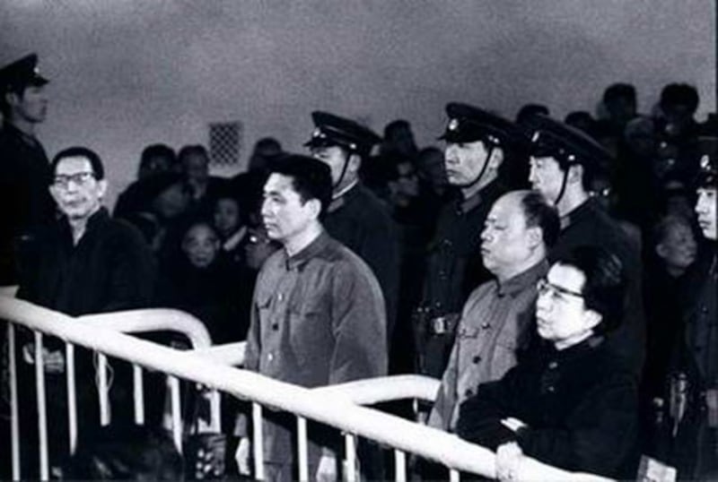 四人帮被捕后受审的情形。(档案图片)