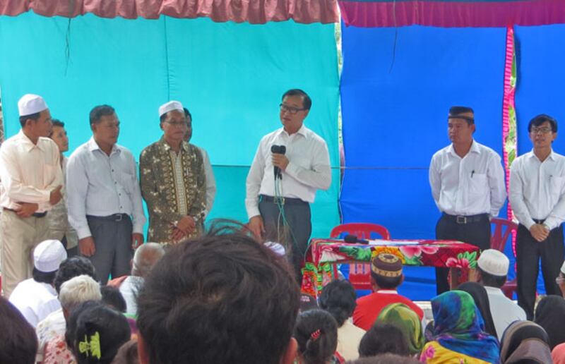 លោក សម រង្ស៊ី (រូប​កណ្ដាល) ប្រធាន​គណបក្ស​សង្គ្រោះជាតិ ថ្លែង​ក្នុង​ពិធី​ជួបជុំ​​​ស្រាយ​បួស​របស់​ជនជាតិ​ចាម នៅ​ភូមិ​អង្គរជា ឃុំ​ស្រឡប់ ស្រុក​ត្បូងឃ្មុំ ខេត្ត​ត្បូងឃ្មុំ កាលពី​​ព្រឹក​ថ្ងៃ​ទី ​៧ ខែ​កក្កដា ឆ្នាំ​២០១៥។