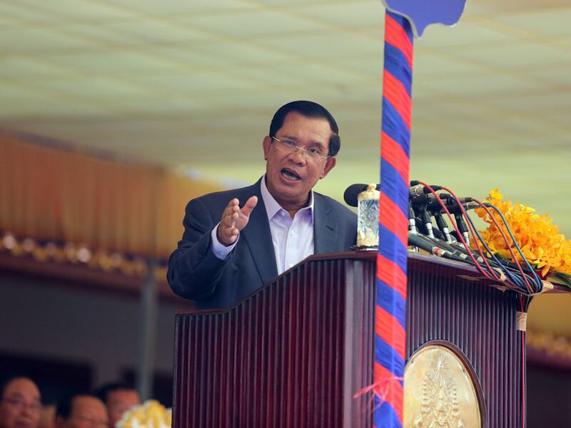 លោក​នាយករដ្ឋមន្ត្រី ហ៊ុន សែន ថ្លែង​ក្នុង​ពិធី​សម្ពោធ​ដាក់​អោយ​ប្រើប្រាស់​អគារ​រដ្ឋបាល​ថ្មី របស់​សាលា​រាជធានី​ភ្នំពេញ នៅ​ថ្ងៃ​ទី​៥ ខែ​មេសា ឆ្នាំ​២០១៦។ RFA/Brach Chev