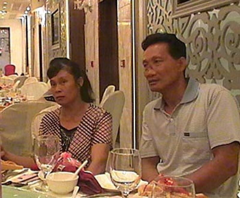 西華村民選村長陳焯雄，被控 “故意傷害” 一案， 8月16日開審。圖為陳焯雄(右)與妻子合照。 (照片由陳啟棠提供)