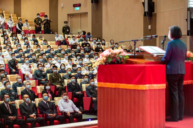 總統蔡英文（圖右）對在場軍官講話表示，面對中國無人機侵擾，台灣不挑起爭端但不代表不會反制。（總統府提供）
