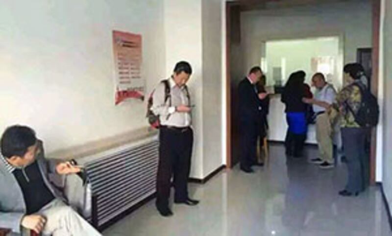 2015年6月03日,9名各地律師到黑龍江省公安廳,等待相關的領導接見。 (現場律師微信)