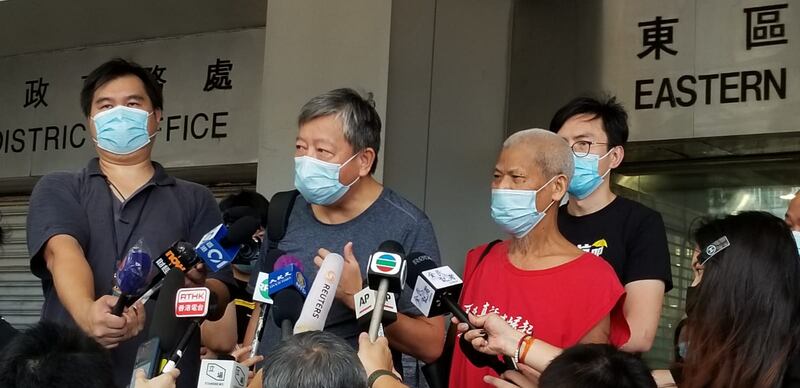 古思堯在社民連成員吳文遠及支聯會主席李卓人陪同下會見傳媒。(劉少風 攝)
