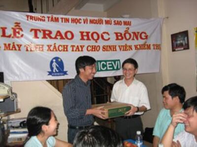 Giám đốc Đặng Hoài Phúc đang trao học bổng.