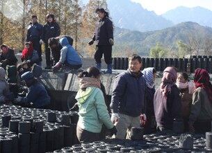 ‘따뜻한한반도사랑의연탄나눔운동’ 자원봉사자들이 지난 2008년 겨울 금강산 인근 마을에서 북한 주민들과 함께 연탄을 나르고 있다.